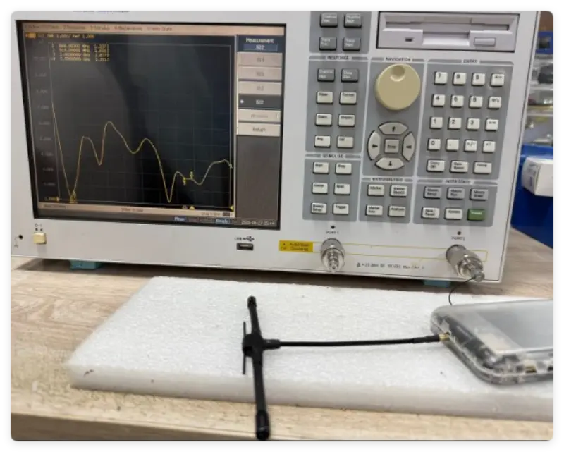 Zakaj je pri izbiri antene nujno biti pozoren na VSWR (Voltage Standing Wave Ratio)?